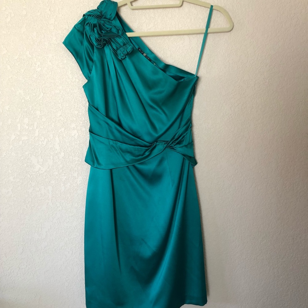 On shouldered Elie Tahari emerald green silk dress